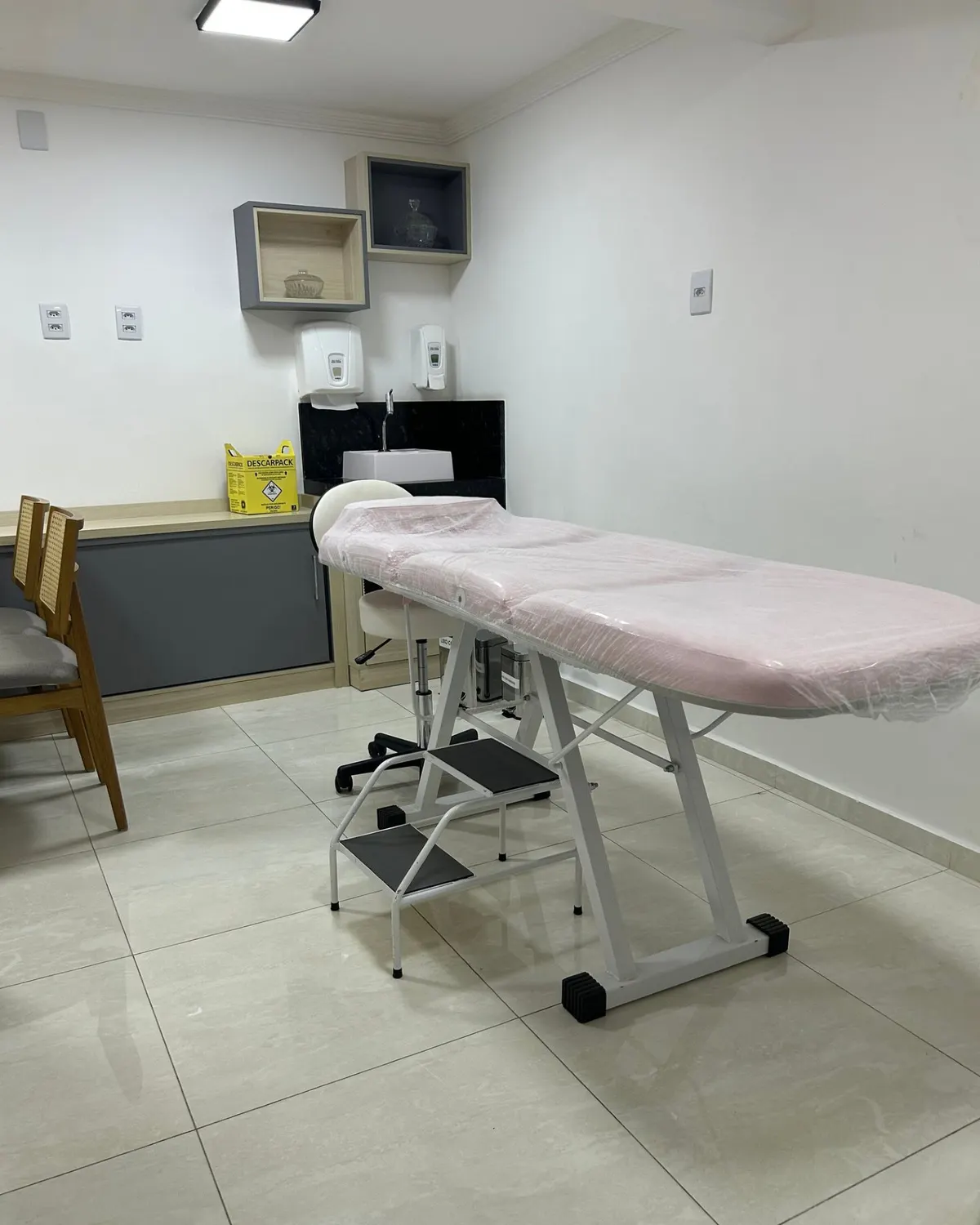Sala 1 para aluguel em Petrolina: consultório com maca, pia e bancada na Vida Plena Social, Petrolina - PE